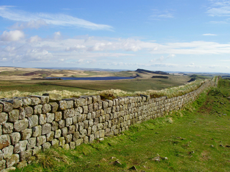 Optimal Kurier wandert am Hadrians Wall entlang