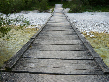 Brücke über die Soca im Trenta Tal